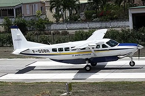 St. Barth Commuter Лучшая из крошечных авиалиний, которые пересекают Карибский бассейн, Сент-Барт-Пригородье - это «сливки урожая на Сен-Барте», согласно автору Фроммера Алексис Липсиц Флиппин. Маленькая, частная авиакомпания челночного маршрута перемещает людей между более крупными аэропортами на Сент-Мартин / Сент-Люсия. Мартен и Сент-Барт, избегая необходимости в паромах. По словам Флиппина, вы летите в Санкт-Бартс: вы приземляетесь на крошечную взлетно-посадочную полосу между двумя вулканическими холмами, торчащими без ног от загорающих на пляже.