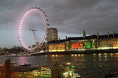 Eye Feel Good Вершина удивительного колесо обозрения города, London Eye, - лучшее место, чтобы получить идеальный снимок потрясающего пейзажа столицы. Любое время - это хороший момент, чтобы принять этот «полет», но для по-настоящему захватывающего фотооператора, прыгайте на борт в конце дня, когда солнце начинает тонуть, и свет проникает по всему городу. Гиды расскажут вам обо всех достопримечательностях, которые вы можете увидеть, от центра шпионов M15 до далекой Александринского дворца.