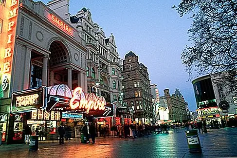 Some Theatre, Darlings Едят мороженое в антракте первоклассного производства в качестве заслуженной трагедии за то, что получили полуценовый билет на очень хорошее место в одном из многих знаменитых театров Лондона. Если мороженое не ваша вещь, закажите напитки перед началом игры и заберите их во время интервала. Подбородок, подбородок.