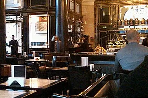 Никакие Gawkers Dine рядом со знаменитостью в The Wolseley, но действуют не впечатленными. Даже не думайте о автографах, камерах или зияющих в этой горячей точке Пикадилли, где современная британская кухня хороша, а клиентура часто звездная. Зарезервируйте обед и ужин до вашего приезда. Будни и ночи лучше, чем выходные, чтобы увидеть знаменитого или королевского, и помните, что только американцы обедают до 8 вечера.