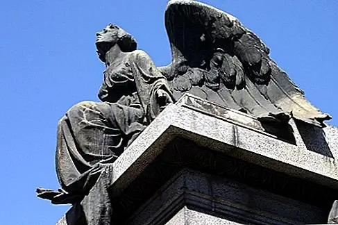 На цыпочках через город мертвых Потрясающее кладбище La Recoleta является последним местом отдыха самых элитных граждан Буэнос-Айреса, от президентов и генералов до одной Эвиты Перон. Развернутые гробницы - это памятники их достижений и огромного семейного богатства, мавзолеи, капающие с неоклассическим, модернским и барочным искусством, увенчанные мрачными мраморными ангелами и херувимами, смотрящими в небо.