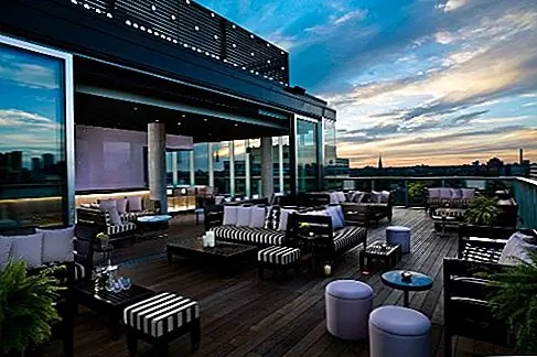 Rooftop Lounge at Thompson Toronto, Canada С момента открытия в июне 2010 года в лаундже было две персоны: клуб у бассейна в течение дня (в комплекте с кабанами и бесконечным бассейном) и ночным клубом после темноты. Независимо от того, в какое время дня или ночи вы качаетесь, наслаждайтесь панорамным видом на озеро Онтарио и горизонт Торонто.