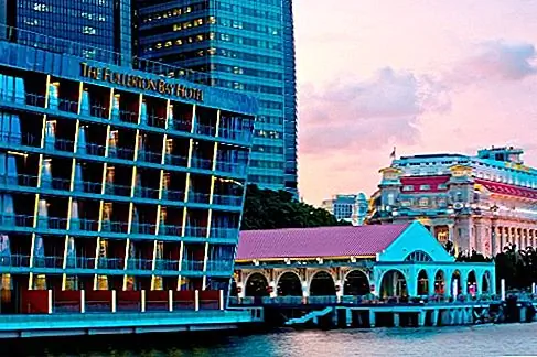 Фонарь в отеле Fullerton Bay Hotel Singapore. Даже когда второе лето второго сезона подходит к концу, пульс города продолжает биться по крыше отеля Fullerton Bay Singapore, в районе набережной Марина-Бэй. Образцы тапас (например, мини-гамбургеры из говядины Вагю) и наслаждаются живой латиноамериканской музыкой и мелодиями DJ-spun.