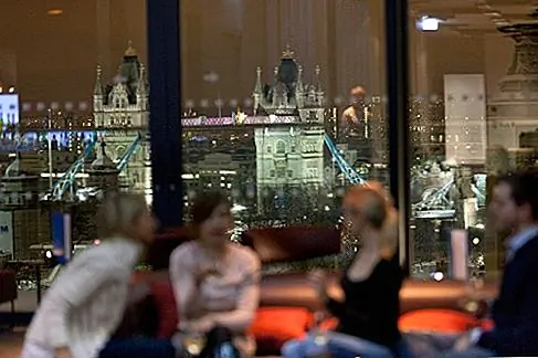 Skylounge в Mint Hotel Tower of London, Англия. Учитывая, что Mint Hotel Tower of London дебютировал прошлой зимой, этим летом впервые стало известно, что Skylounge смог показать свою открытую террасу.