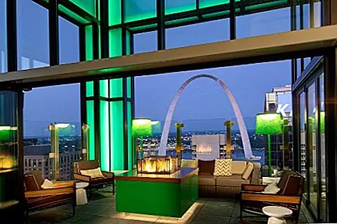 Три шестьдесят бар на крыше в Hilton St. Louis на Ballpark, Миссури. Может ли это быть новой гостиной для премьеры, чтобы посмотреть домашние игры Сент-Луиса Кардиналса? (Стадион Буш через дорогу.)