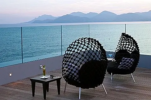 Le 360 в Radisson Blu 1835 Hotel & Thalasso, Канны, Франция Канны получают новый вид блеска с Le 360 в Radisson Blu, вклинившись между гавани яхты и пляжа. Экспресс-лифт принимает гостей (включая тех, кто не останавливается в отеле), вплоть до седьмого этажа, где ждет терраса на крыше.