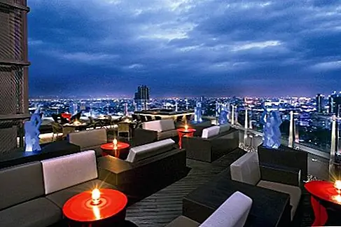 Blue Sky at Sofitel Centara Grand Bangkok, Thailand Этот 565-комнатный отель предлагает множество прохладных мест - восемь ресторанов и два бара, чтобы быть точным. Но самым большим местом для питья является Blue Sky, его лаундж на крыше на 24-м этаже, который дебютировал в декабре 2010 года. Помимо специализированных коктейлей, вина, пива и полного бара вы можете заказать тапас, который варьируется от кормовой говядины к десертам, таким как пирог с черным лесом.