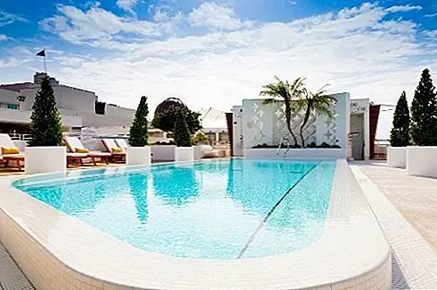 Highbar at Dream South Beach, Майами, Флорида Недавно открывшийся в июле отель, новый бар на крыше отеля Highbar - Dream South Beach, декорирован в стиле 1970-х годов, но с современными удобствами (например, индивидуальный бесконечный бассейн, сияющий синим и фиолетовые огни в ночное время) и питание из нижнего ресторана (Tudor House шеф-поваром Джеффри Закарианом).