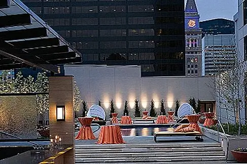 Уровень 3 в отеле Four Seasons в Денвере, штат Колорадо. Недавняя высокая высота аттракциона Mile High City - терраса с террасой на третьем этаже с бассейном - была открыта непосредственно перед выходными в День памяти. Оснащенный шезлонгами и кроватями с солнцезащитными экранами, уровень 3 обычно зарезервирован для гостей отеля, за исключением ночей в четверг, когда это место с 300 до 500 человек.