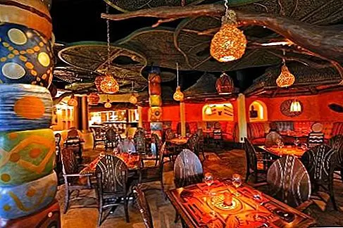 Попробуйте некоторые новые виды кухни. Также в Disney's Animal Kingdom Lodge три ресторана - Jiko, Boma и Sanaa - предлагают множество африканских и индийских блюд. Чтобы помочь людям почувствовать себя комфортно с новыми вкусами и вкусами, в ресторанах предлагаются дегустационные туры перед ужином, в которых представлены образцы своих блюд. Чтобы посетить Бому и Джико, встретиться на подиуме Джико в 16:00; на гастроли в Сане, встретиться на подиуме Саны в 16:00.