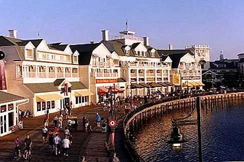 Круиз вдоль BoardWalk. BoardWalk Диснея, построенный вдоль края озера, напоминает Кейп-Мей или Кони-Айленд в 1930-х годах. Приятно ходить и наслаждаться старомодной атмосферой, и дети будут любить проверять свои размышления в зеркалах для отдыха.