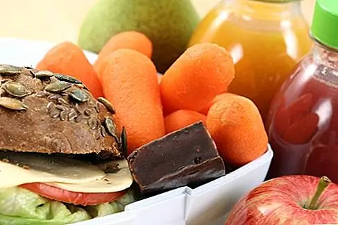 Имейте много закусок под рукой. «Голодный ребенок - коренастый ребенок, поэтому закуски являются ключевыми, когда вы путешествуете с детьми», - говорит Элизабет Торп из Poshbrood. «В дополнение к тому, чтобы позволить им упаковывать свои собственные игрушки, я также ставил своих детей, отвечающих за упаковку своих закусок. Я беру их на кухню и все выкладываю - сухари, гранола, арахис, изюм. Затем они выбирают, что они хотят положить в свой багаж или сумку для автомобиля ».