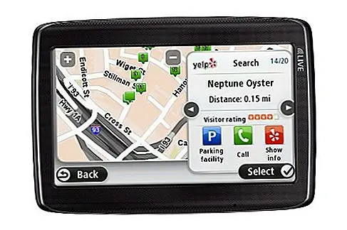 Получите устройство GPS. Единицы GPS неоценимы при поездках на автомобиле, особенно если вы едете по незнакомой территории. Они могут помочь перемещаться по трафику, найти близлежащие остановки отдыха, пересчитать маршрут, если вы случайно сойдете с курса и многое другое.