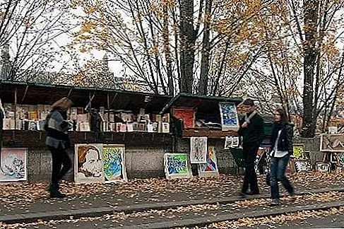 Сгладить или бросить искусство. Упакуйте предметы, например, наброски на холсте или фотографии, где они могут лежать в вашем чемодане. У вас может возникнуть соблазн разместить эти отпечатки в нижней части вашего чемодана, но вес может повредить искусство. Вместо этого разместите предметы сверху, а также остальную часть ваших тонких предметов - они создадут мягкую подушку.