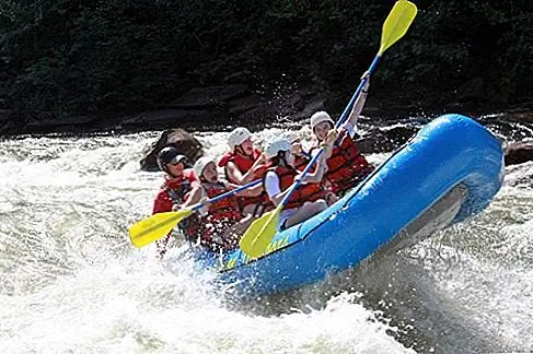Рафтинг Whitewater на реке Ocoee Менее чем в часе езды от Чаттануги в Национальном лесу Чероки, река Окои была местом проведения зимних Олимпийских игр 1996 года. Сегодня около 24 аутфитеров организуют экскурсии по рафтингу вплоть до порогов класса V.