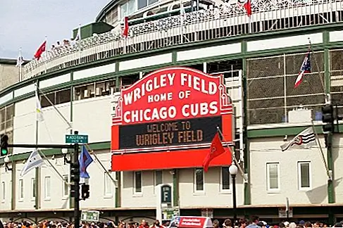 Возьмите себя на бал в поле Wrigley. Наш исторический стадион Wrigley Field подходит к совершенству с его стенами с плющом, ручным табло и видом на цветные стеклянные воды озера Мичиган с верхних колод. Теперь, когда установлены огни, новички играют в ночные игры, но Wrigley по-прежнему лучше всего опыты в летний день, когда вас окружает множество туземцев, играющих на работе, - это традиция Windy City.