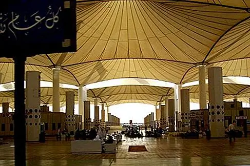 Jeddah Hajj Terminal, Джидда, Саудовская Аравия. Один из самых радикальных терминалов в мире - один из большинства американцев, которые вряд ли когда-либо пройдут. Терминал Jeddah Hajj уникален: он только активен во время «хаджа», религиозно установленного паломничества в Мекку для мусульман. В течение этого шестинедельного периода это один из самых оживленных терминалов в мире.