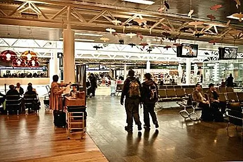 Leif Eriksson Air Terminal, Кефлавик, Исландия Исландия Исландия Исландия Исландия Исландия Исландия Исландия Исландия Исландия Исландия Исландия Исландия. Это все белокурая древесина и вулканический камень с большими окнами, смотрящими на драматический исландский пейзаж. В этом аэропорту намного больше древесины, чем в большинстве терминалов, и вместо того, чтобы проектировать акцент возле потолка (как в Мадриде), он находится на полу, что делает терминал более естественным и менее стерильным, чем обычно,