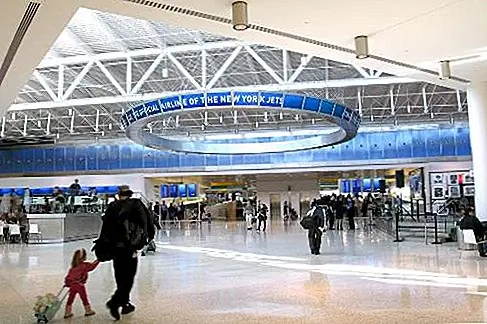 Терминалы JFK Terminal 5, Нью-Йорк, Нью-Йорк, обычно не возрастут. Исключением является терминал 5 JFK. Одна из величайших икон эпохи эпохи середины 20 века, терминал TWA Ээро Сааринен был разумно проглочен захватывающими усиками современного нового терминала JetBlue, который, безусловно, является лучшим аэропортом в Нью-Йорке. Таким образом, вы получаете лучшее из обоих миров: поезд AirTrain до дома гламура «Поймай меня, если сможешь», а затем плавно пройдите через просторный современный терминал.