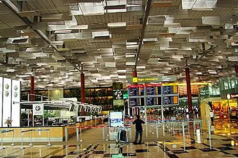 Сингапур Международный аэропорт Changi Terminal 3 Это аэропорт как парк развлечений. Три терминала в Сингапуре считаются самыми забавными в аэропорту, и каждый из них имеет свои достопримечательности. Терминал 3 получает кивок, хотя, поскольку он является самым новым, с «автоматической системой модуляции света», чтобы дать всему месту успокаивающее, даже слегка неземное свечение.