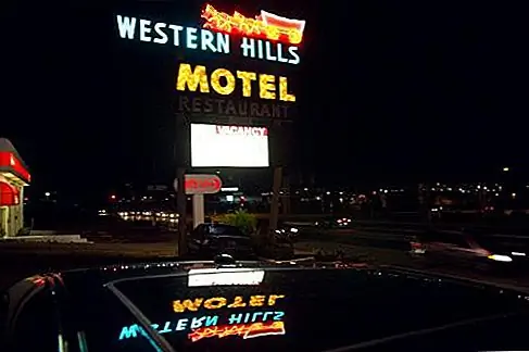 Мотель Western Hills, Флагстафф, штат Аризона Неон был идеальным средством для того, чтобы манить усталых водителей с дороги в ночное время в придорожных мотелях. Дальше на запад вдоль маршрута 66 этот монумент с небольшим мостиком (с бассейном!) Все еще работает в 1580 E. Rte. 66 за его классической придорожной областью с красным крытым фургоном и лошадьми, которые, по-видимому, когда-то были оживлены. Название мотеля сияет над безошибочно огромным словом «мотель» в желтом цвете.