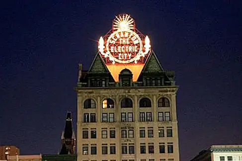 Electric City, Scranton, Pennsylvania В 1910 году, в преднеоновый век, этот мигающий электрический круговой знак был возведен на восемь этажей на вершине скрэнтонского электрического здания в стиле викторианской эпохи, провозглашающего Скрантон как электрический город. Его цель: способствовать тому, что Скрантон был первым городом США, который установил электрические трамваи. Знак потемнел в 1972 году, но в 2004 году он был восстановлен и восстановлен.