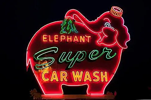The Elephant Car Wash, Сиэтл, Вашингтон. С 380 мигающими огнями большой розовый слон в яркой шляпе на знаке «Утренний вагон Elephant» на 616 Battery St. в центре Сиэтла был источником восторга с начала 1950-х годов. Хотя сеть автомойки теперь имеет девять мест в районе Сиэтла, филиал в центре города - тот, у которого этот знаковый поворотный знак.