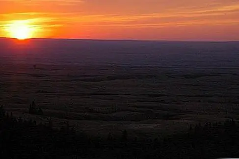 Cypress Hills Dark-Sky Preserve, Альберта / Саскачеван. Это 98,800 акров просторных лесистых прерий - это крупнейший в Канаде заповедник с темным небом. Звездные вратаря собираются в секции «Центр блока» на стороне Саскачевана; в кемпинге Meadows есть беспрепятственный вид на небо.