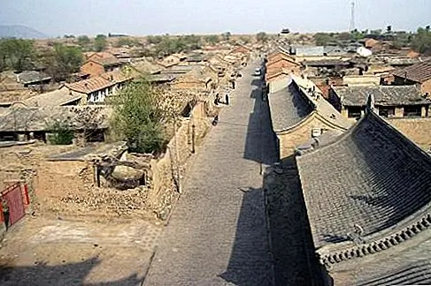 Jimingyi Post Town, Huailai, China Важная дорога на почтовую дорогу Чингисхана, где императорские курьеры могут менять лошадей, разрушенный город-город Джиминги (Cock Crow) совершает хорошую однодневную поездку, в 2 часах езды от Пекина. Угасающие фрески украшают его многочисленные храмы, в том числе 800-летний храм Нингун; аристократические дома во дворе и двустворчатая башня ворот напоминают о расцвете династии Мин.