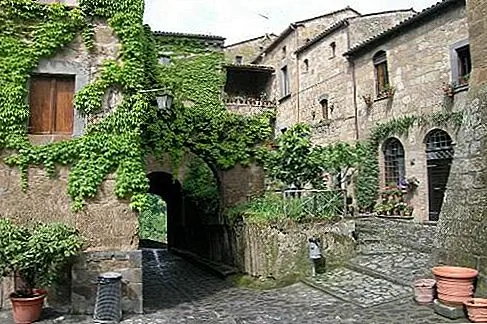 Civita di Bagnoregio, Lazio, Италия Основанная древними этрусками на плато туфа-рока с видом на долину Тибр, в конце 1600-х годов этот средневековый холмистый городище, окруженный стеной, был отделен от остальной части Баньорегио эрозией и оползнями (один пешеходный мост соединяет их сегодня ). Поскольку все больше туристов обнаруживают этот романтичный загнивающий холмистый город, его неуклонно разрушающийся обнажение беспокоит защитников.