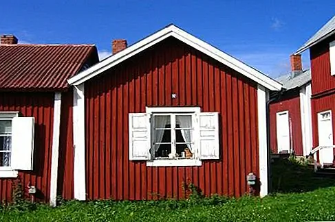 Gammelstads Kyrkstad, Luleå, Швеция В Швеции когда-то было 71 такой «город» - кластеры уютных однокомнатных деревянных коттеджей, где прихожане страны могли остаться на ночь для посещения воскресных церковных служб. Только 16 сохранились, самым крупным из которых является 424-коттеджный поселок вокруг побеленной колокольни церкви Недерлуле, самой большой средневековой церкви в Норрланде. Прогулки с гидом.
