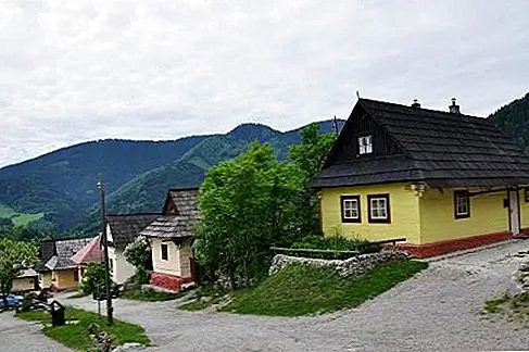 Vlkolínec, Ружомберок, Словакия. Погружаясь в Карпатские склоны, половина традиционных деревянных домов с длинными горами этой горной деревни - это круглогодичные резиденции, а другая половина домов отдыха. Между домами 16-го и 19-го веков мало различий: ни у кого нет проточной воды или канализации, а цыплята и козы бродят свободно.