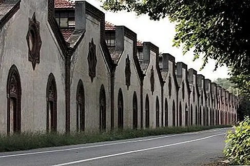 Crespi d'Adda, Ломбардия, Италия. С 1878 по 1928 год этот промышленный город был построен просвещенными владельцами хлопчатобумажной фабрики Crespi - аккуратной сеткой из 50 просторных штукатурных домов, каждая из которых была выделена двум или трем семьям рабочих, установленных в аккуратных малоэтажных садах. Деревня по-прежнему выглядит почти так же, как и большинство домов, принадлежащих потомкам рабочих Креспи; завод закрылся в 2004 году.