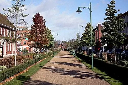 Letchworth Garden City, Hertfordshire, England Вдохновленный социальным реформатором Эбенезером Говардом, этот 1903-й проект городского планирования впервые использовал многие функции, которые используются сегодня - отдельное зонирование для промышленности и резиденций, сохранение деревьев и открытых пространств, доступное жилье (так называемый «дешевый» Коттеджи), круговое движение и окружающий Зеленый пояс. Архитектура по-прежнему очаровательна в сельской местности и в небольших масштабах.