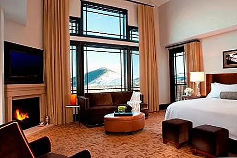 Waldorf Astoria Park City, Park City, Utah Waldorf Гора Астория открылась в 2009 году, и она излучает роскошь со всех уголков. Отель, привязанный к лифтовой системе с собственной шестиместной гондолой, отличается богатым декором с большим количеством темного дерева и кожи, безупречно обрабатывает ваши лыжные снаряды и имеет собственный спа-салон и потрясающий ресторан Powder.