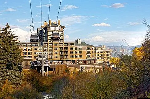 Курортный спа-отель Westin Riverfront, курорт Beaver Creek, Эйвон, штат Колорадо. Отель Weston Riverfront расположен у подножия горы Бивер-Крик на реке Игл с собственной гондолой на склонах, что делает Эйвон еще лучше лыжным городом. Изящные номера варьируются от традиционных гостиничных номеров до кондоминиумов с тремя спальнями. Флагманский ресторан Maya (известный шеф-повар Ричард Сандовал) предлагает современную мексиканскую плату за проезд, в том числе короткие ребра с кофейными чашками, ceviche и колорадский полосатый бас с кремом poblano.