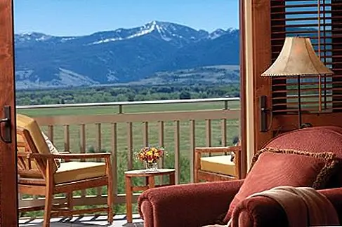 Курорт Four Seasons Jackson Hole на курорте Jackson Hole Mountain, Джексон, Вайоминг Курорт Four Seasons Jackson Hole сменил стандарт роскоши Роки-Маунтин, когда он открылся, и продолжает удерживать баннер высоко. Валяты носят ковбойские шляпы, а некоторые стулья обтянуты шкурой, но в остальном это Four Seasons высшего класса, с плюшевыми номерами и консьержем с полным спектром услуг. Круглогодичный пункт назначения сияет зимой: горячий шоколад и s'mores подаются на открытой террасе у бассейна, озелененные, чтобы напоминать горный поток, и легендарный трамвай Jackson Hole Mountain Resort находится в двух шагах от отеля.