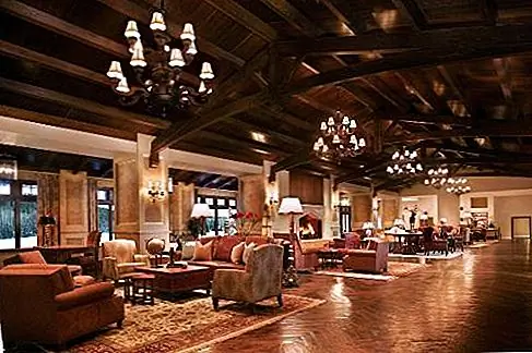 Montage Deer Valley, Deer Valley Resort, Парк-Сити, штат Юта Величественный Montage открылся в декабре 2010 года и сразу же стал промежуточным креплением на перевале Empire Pass в долине Дир. Номера оформлены в высоком стиле «Mountain Craftsman», роскошно оформленные и большие, в среднем площадью 600 кв. Футов (апартаменты начинаются с 1000 квадратных футов). На самом деле все здесь нестандартно - спа-салон площадью 35 000 футов, широкие взгляды и высокие потолки в холле - но это работает с преимуществом Montage: все локтевые комнаты дают гостям ощущение близости, которое трудно сопоставить.