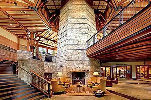 Ritz-Carlton, Lake Tahoe, Northstar California, Truckee, California. В 2009 году на горе Плутон в Нортстар-Калифорнии открылась лыжная прогулка в районе озера Тахо. В окружении сосны, курорта сосредоточен на восьмиугольном вестибюле и трехэтажном гранитном камине. Из теплых и современных номеров открывается потрясающий вид на гору и долину, а в спа-салоне вы найдете ванны с меди и великолепные виды. Флагманский, сезонный ингредиент-ресторан Manzanita, заглатывает эстетику домика с потрясающими видами и уютными пространствами.
