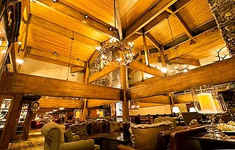 Stein Eriksen Lodge, Deer Valley Resort, Парк-Сити, Юта Названный в честь легендарного норвежского олимпийского чемпиона лыжника, который основал его в 1982 году, отель Stein Eriksen Lodge по-прежнему является одним из стандартных носителей роскошных лыжных абонементов. Спокойные 145 каменных каминов и скандинавский стиль, чтобы пощадить, Stein - произведение архитектурного и декоративного искусства, с одним из лучших ресторанов Юты, Glitretind. 180 единиц находятся в главном домике и окружающих зданиях, от индивидуально оформленных номеров до пятикомнатных люксов. Сервис превосходный, с одинаковыми высокими нотами, как скандинавский стиль.