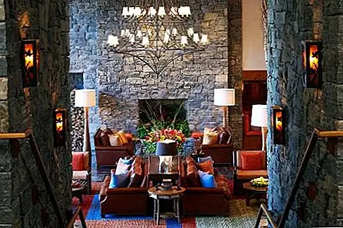 Stowe Mountain Lodge, Stowe Mountain Resort, Стоу, Вермонт. 312-комнатный шестиэтажный домик Стоу находится на вершине горного стиля Новой Англии, где вы найдете местный камень и лес внутри и снаружи. Открытая в 2008 году, лодж получил награды за экологически чистый дизайн и зеленые политики и программы. Номера вдохновлены горными каютами с обильным деревом и камнем, дополняющими оригинальные произведения искусства; есть также несколько автономных горных домиков и вилл. Также трудно превзойти взгляды окружающих вершин, включая гору Мэнсфилд и пик Ельвы.