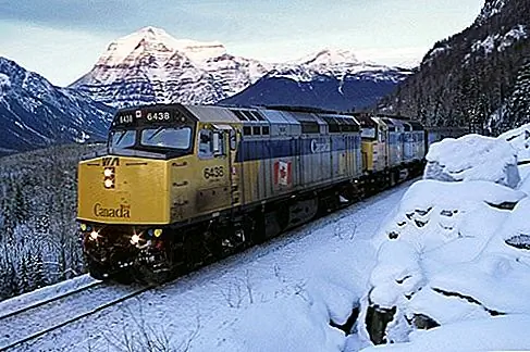 Удобно. Большинство ночных поездов VIA Rail позволяют три раза проверять сумки и две сумки для переноски на одного пассажира, поэтому у вас есть значительно большая гибкость с точки зрения багажа, чем на самолете. Большинство поездов между Торонто и Квебеком оснащены велосипедными стойками, которые приветствуются новостями для велосипедистов, желающих испытать Монреаль или Торонто на велосипеде (комиссия за 20 долларов США за одностороннюю поездку, проверьте их сайт, чтобы подтвердить). Бесплатный Wi-Fi доступен на всех поездах по коридору Квебек-Виндзор и на основных станциях вдоль маршрута по пересеченной местности, чтобы вы могли оставаться на связи во время своей поездки; на их веб-сайте представлена подробная информация о доступности Wi-Fi, которая поможет вам планировать заранее.