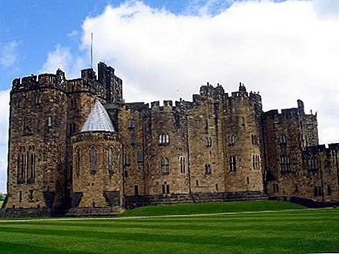 Alnwick Castle Гарри Поттер поклонники будут в восторге от этого средневекового замка, который служит внешней частью Хогвартса. Alnwick, второй по величине населенный замок в Англии, датируется 1096 годом, а земли были восстановлены знаменитым садоводом ландшафта Capability Brown. Вы можете посетить внутренний двор, где Гарри впервые научился летать на метле и играть в свою первую игру в квиддич. Также есть детский рыцарский квест, квест Дракона и водопад Великого Каскада с «Ядовитым садом».