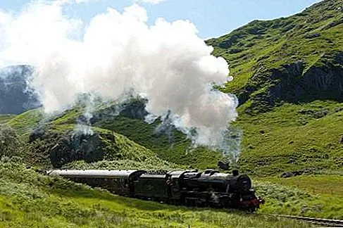 Jacobite Steam Train В то время как вы не можете на самом деле поймать поезд Hogwarts Express от лондонского Kings Cross Station, Platform 9¾, вы можете прокатиться на знаменитом поезде. Летняя служба Якобита проходит между Форт-Уильямом и Маллаигом на северо-западе Шотландии. Для поклонников Поттера подсветка пересекает 21-дуговую одноканальную виадуку Glanfinnan. Незабываемый маршрут, известный как Железная дорога на острова, начался в 1901 году, и вагоны были отобраны из подвижного состава железной дороги в фильмах, поэтому вы будете путешествовать в автобусах, подобных тем, которые доставили Гарри и его одноклассников.
