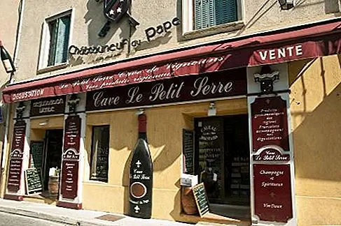Дегустация вина Châteauneuf-du-Pape В зеленых холмах, покрытых виноградниками вокруг Шатонеф-дю-Папе, выращивается самый известный продукт Франции. Когда вы едете по Воклюзу, не стесняйтесь появляться в одном из многих замков, чьи вина Côte du Rhône являются одними из лучших в стране.
