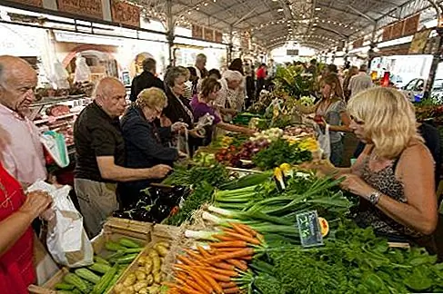 Заполнение на провансальском рынке Антиб. Красочный, шумный и разрывающийся на швах с вкусной продукцией, чаркой и сырами, крытый рынок Антиб делает пятно сливы для размещения корзины для пикника.
