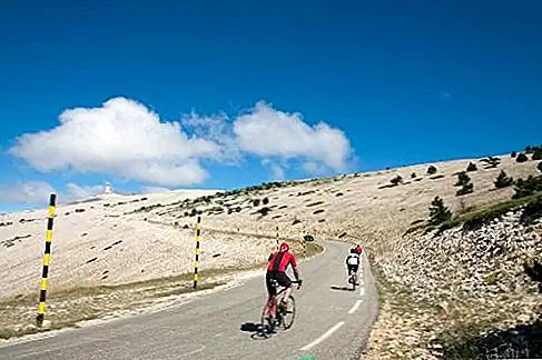 Представляете фотографию на саммите Mont Ventoux. Попытаетесь ли вы совершить крутой 5-часовой поход, бороться на велосипеде или (разумно) ехать на 1,912 м (2,084 ярда) на вершину, никейер, который порывает над этим ослепительная белая крышка известняка даст вам окончательный вид ветра.