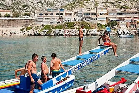 Купание в Calanques Исследуйте скрытое великолепие ручьев и пляжей, прижатых между зазубренными белыми скалами между Марселем и Кассисом. Эн-Вау, самый красивый каланк, известен своим песчаным пляжем и игольчатыми скальными образованиями.