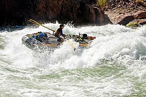 Рафтинг Whitewater Когда исследователи впервые пересекли новые земли по внутренним водным путям, неизведанные бетонные пороги часто вызывали либо длинное, громоздкое обходное по суше, либо паническое пересечение, где перерастание в бурные воды было не редкостью. Рафтинг Whitewater Когда исследователи впервые пересекли новые земли по внутренним водным путям, неизведанные бетонные пороги часто вызывали либо длинное, громоздкое обходное по суше, либо паническое пересечение, где перерастание в бурные воды было не редкостью.