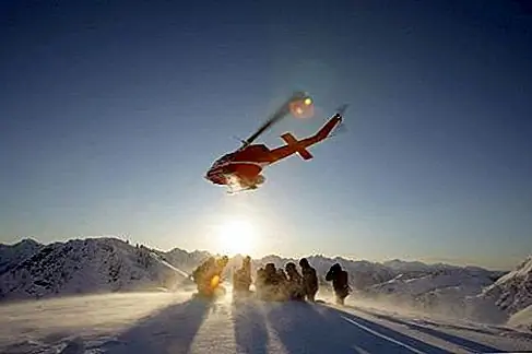 Heli-Skiing Если вы когда-либо смотрели какой-нибудь из этих экстремальных лыжных фильмов, где соло-лыжники изящно нарезали девственный порошок и падали над краями скалы на широкие пустые горные склоны, вы, возможно, задавались вопросом - как я могу это сделать? Heli-Skiing Если вы когда-либо смотрели какой-нибудь из этих экстремальных лыжных фильмов, где соло-лыжники изящно нарезали девственный порошок и падали над краями скалы на широкие пустые горные склоны, вы, возможно, задавались вопросом - как я могу это сделать?